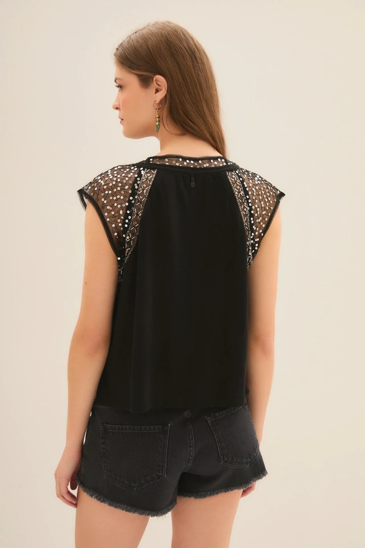 REMERA MINIMAL SEQUINS