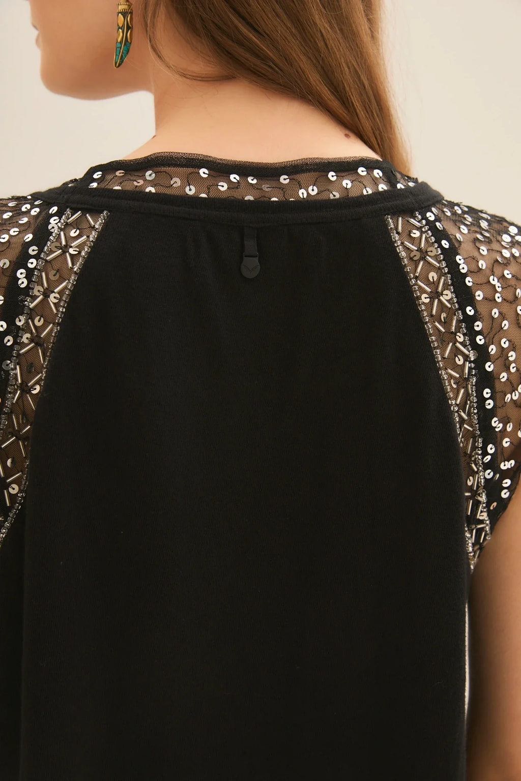 REMERA MINIMAL SEQUINS
