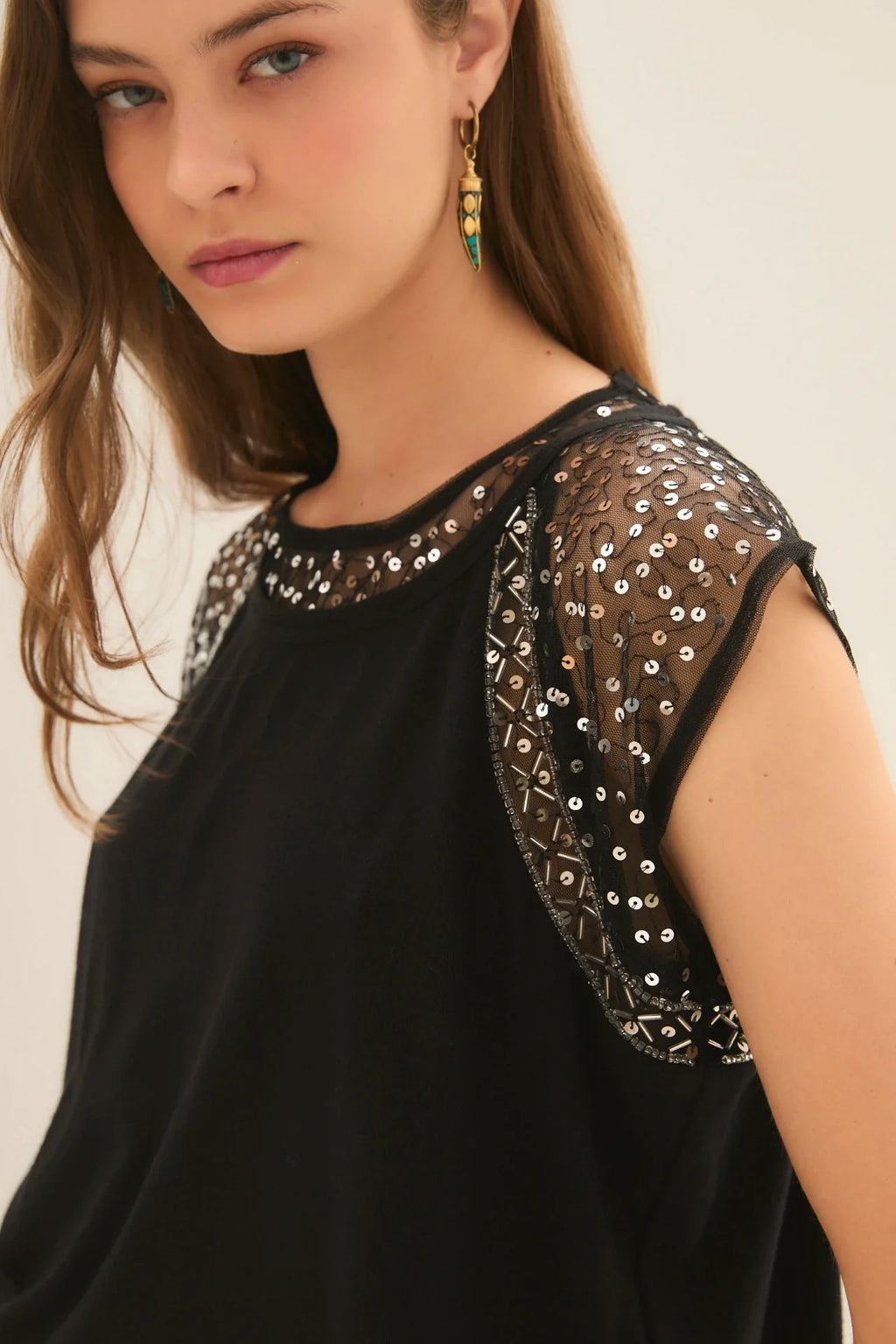 REMERA MINIMAL SEQUINS